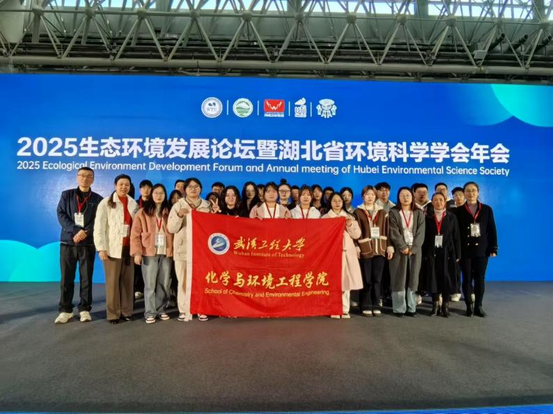 一群人站在台上 AI 生成的内容可能不正确。