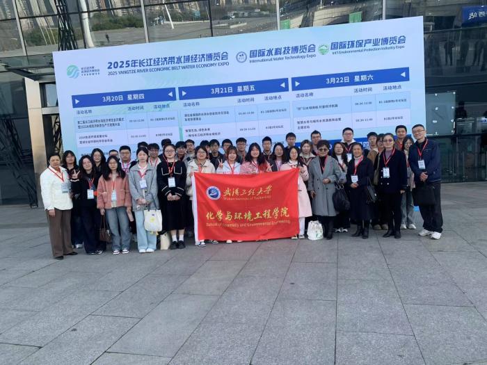 一群人站在人行道上 AI 生成的内容可能不正确。